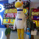 Foto Bersama Maskot JYSK dengan Raufa