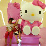 Bergandengan Tangan dengan Hello Kitty