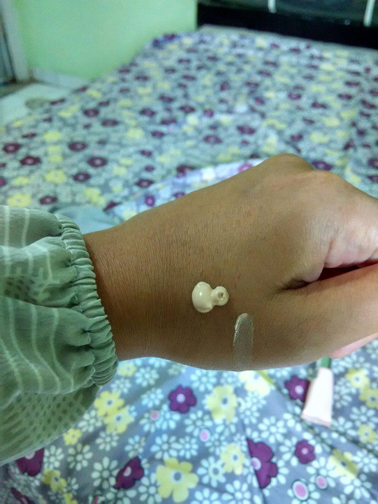 cc cream Zoya di tangan