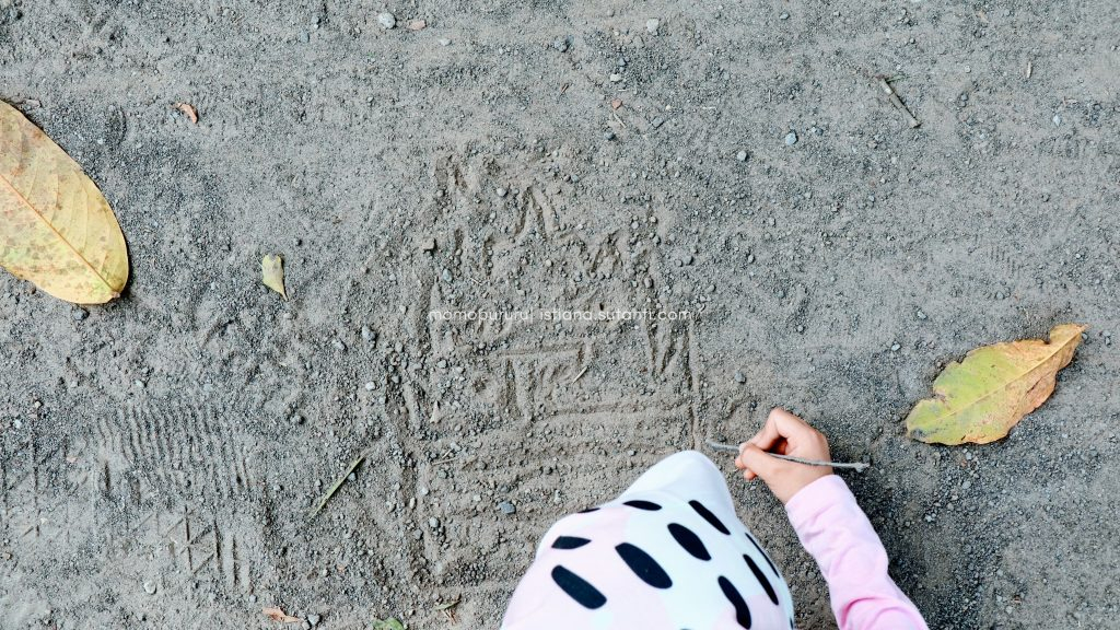 Anak Bermain Pasir di Taman Wisata Candi Prambanan