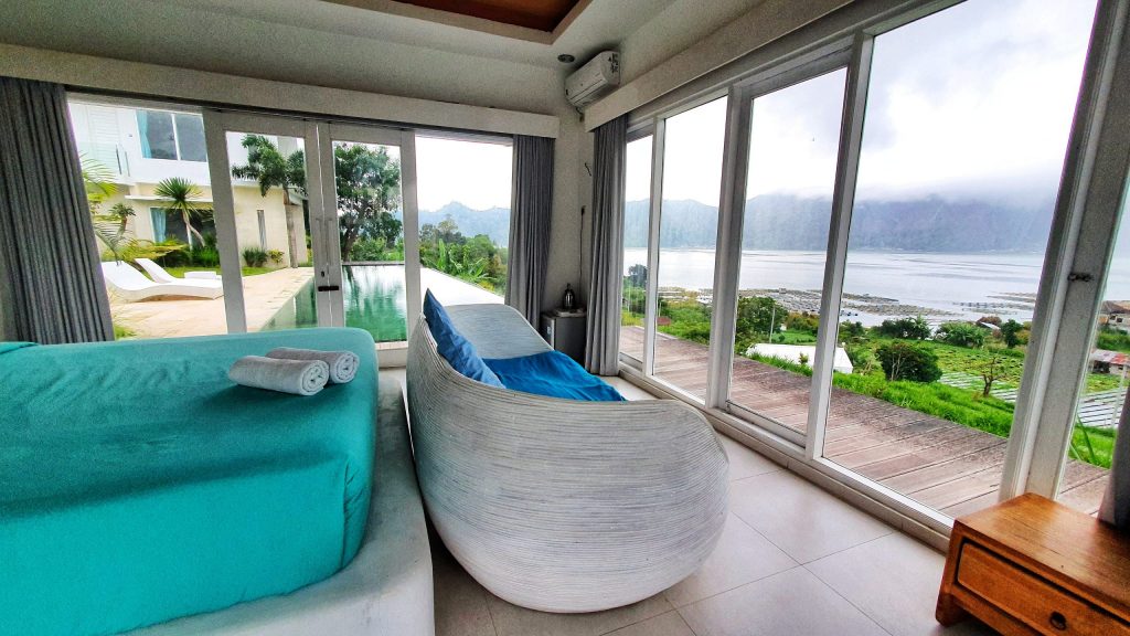 Kamar di Antara Kolam Renang Volcano Terrace Bali