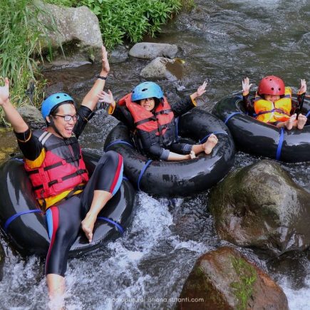 Senang Bisa River Tubing di Pondok Halimun
