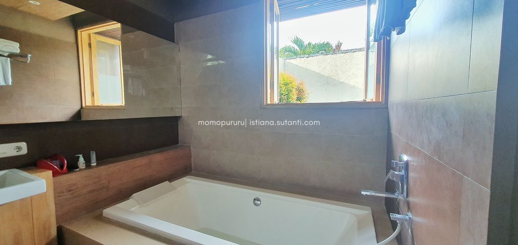 Bath Tub dan Jendela Asa Bali