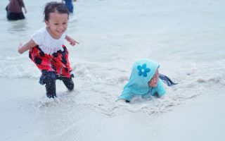 Main di Pantai Tanjung Aan