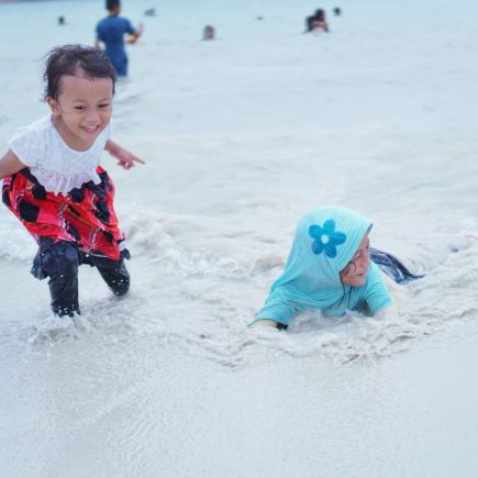 Main di Pantai Tanjung Aan