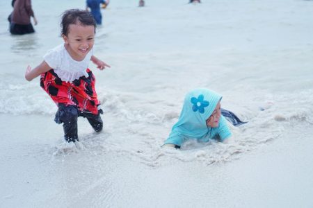 Main di Pantai Tanjung Aan