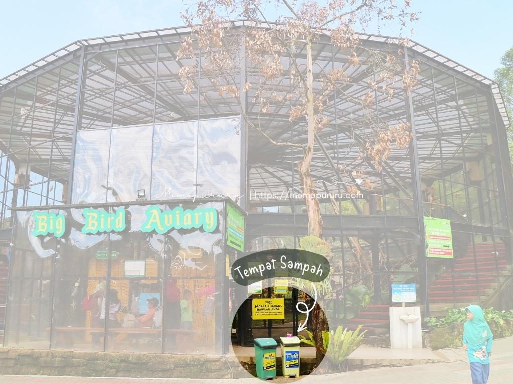 Tempat sampah di depan Big Bird Aviary