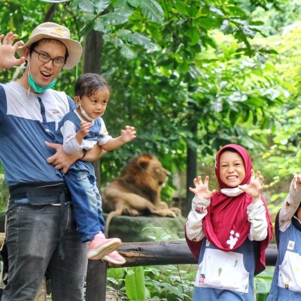 Berfoto dengan singa di Bali Zoo