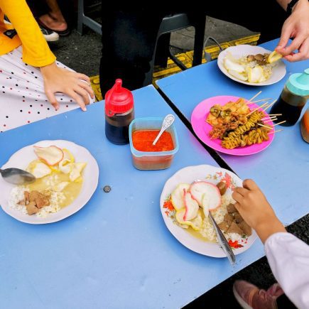 Anak-anak makan gultik