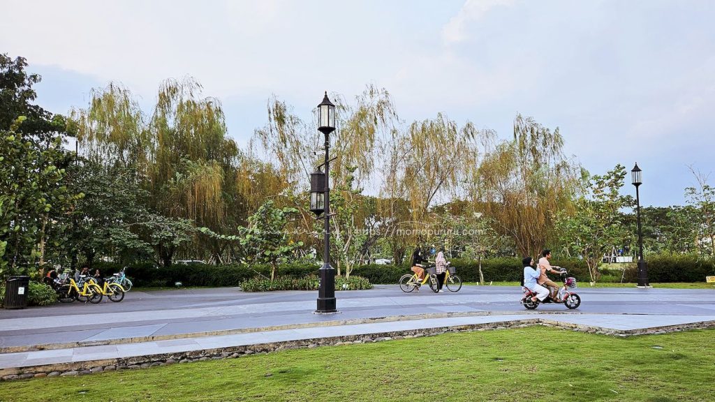 Bersepeda di Kiara Artha Park