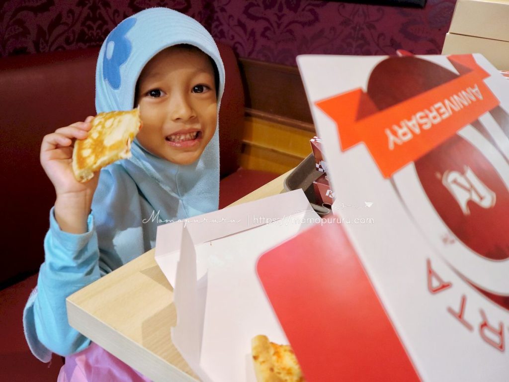 Makan pizza Kidzania