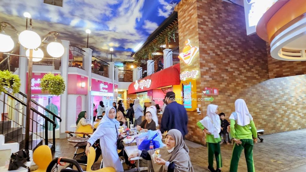 Tempat makan, toilet, dan mushola