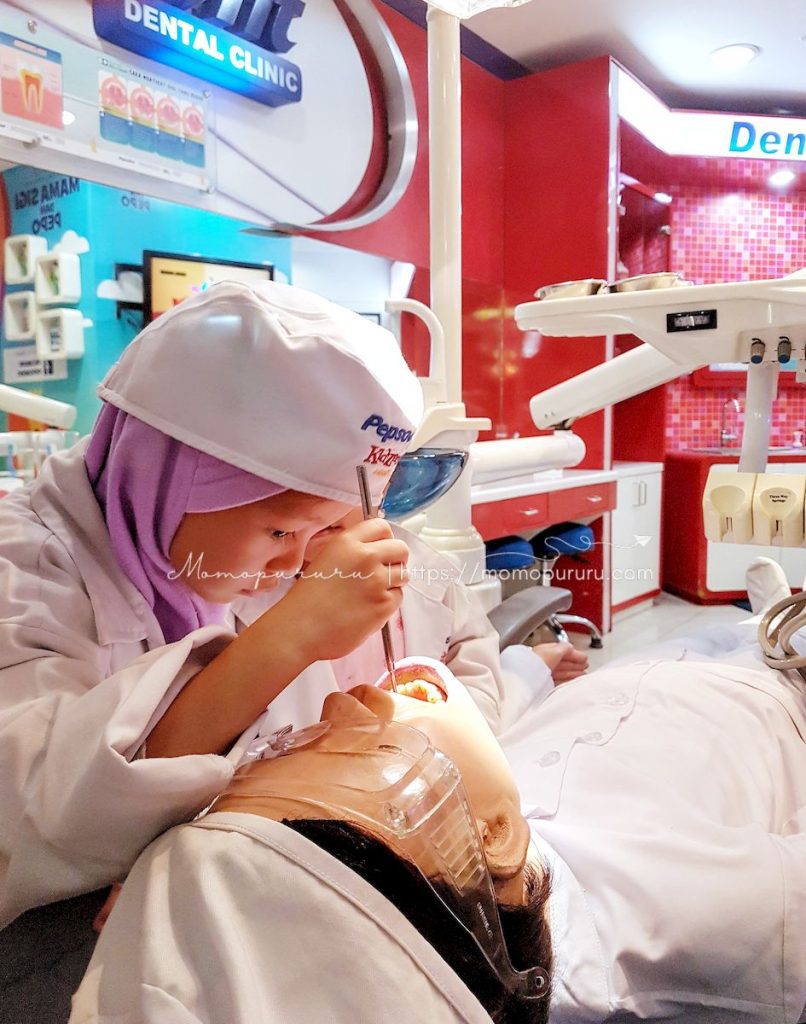 Menjadi Dokter Gigi di Kidzania