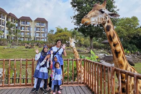 Foto bersama jerapah sebelum memberi makan