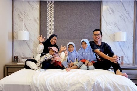 Foto keluarga di kamar hotel