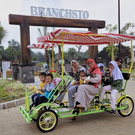 Naik sepeda tandem berbanyakan