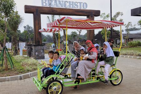 Naik sepeda tandem berbanyakan