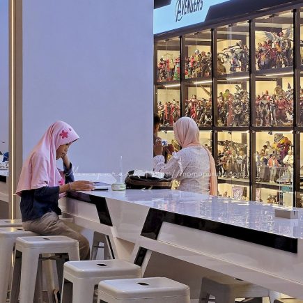 Tempat duduk di depan lemari kaca Iconic