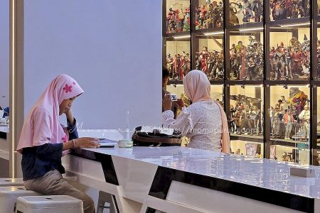 Tempat duduk di depan lemari kaca Iconic