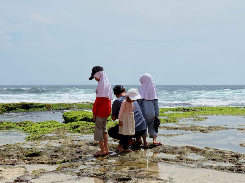 Bermain di pantai Nguyahan