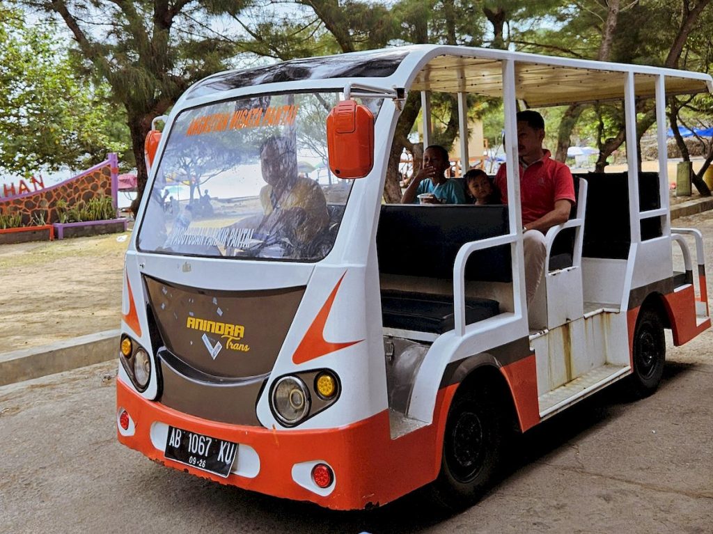 Shuttle Car antar Pantai