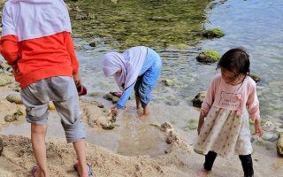 Anak-anak Bermain di Pantai Nguyahan
