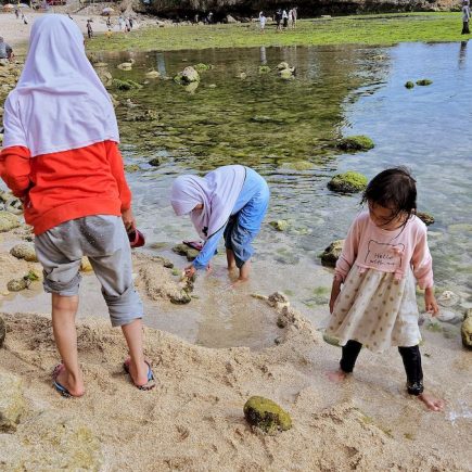 Anak-anak Bermain di Pantai Nguyahan