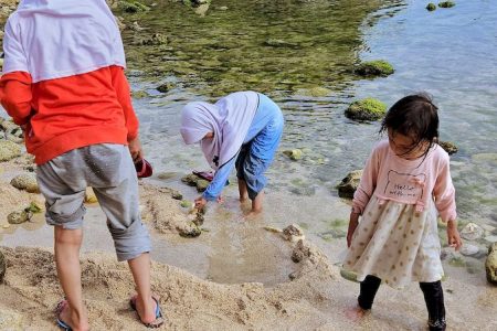Anak-anak Bermain di Pantai Nguyahan