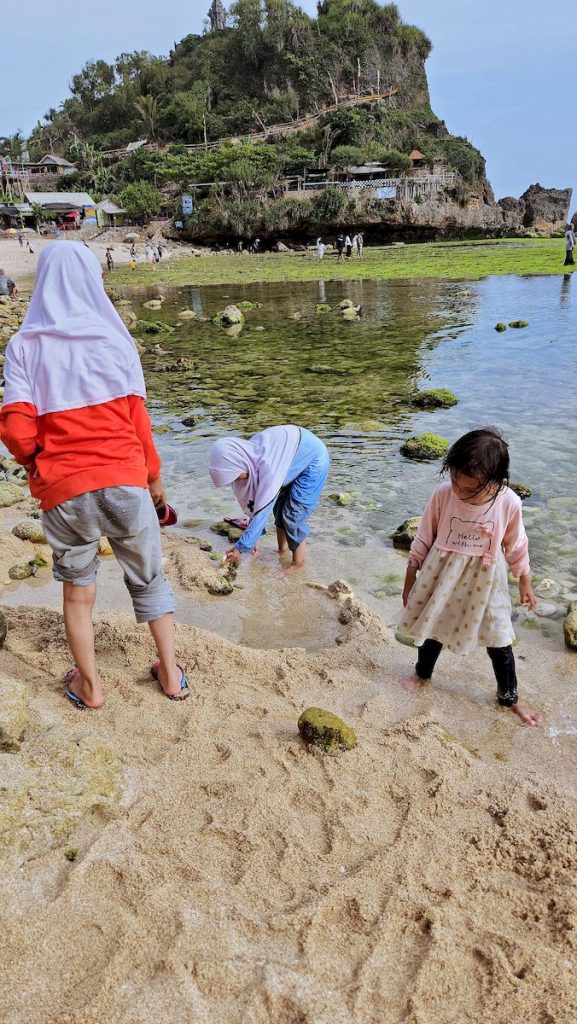 Anak-anak Bermain di Pantai Nguyahan