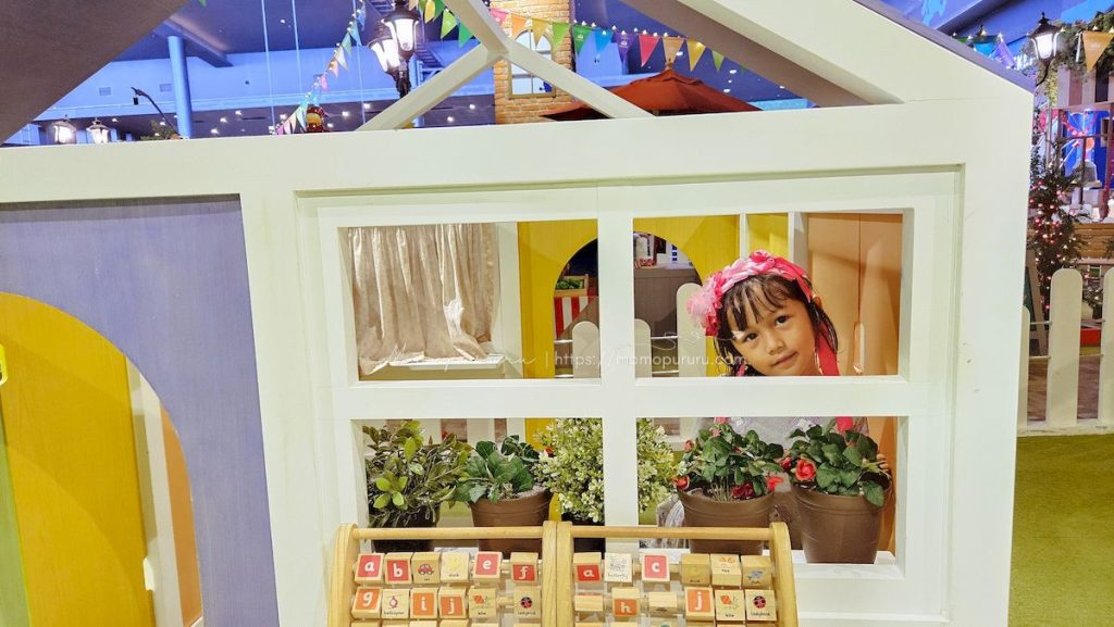 Bermain di dalam rumah yang telah dibuat