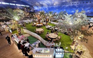 Area utama yang luas dan dibatasi pagar pembatas