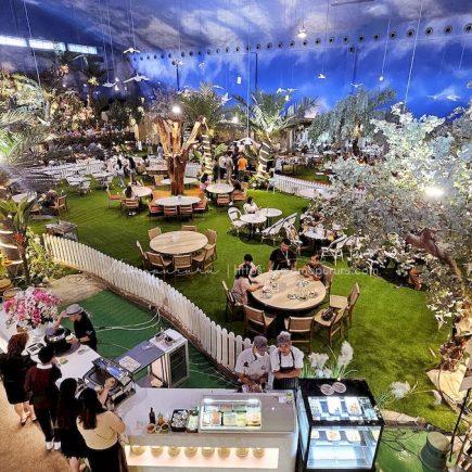 Area utama yang luas dan dibatasi pagar pembatas