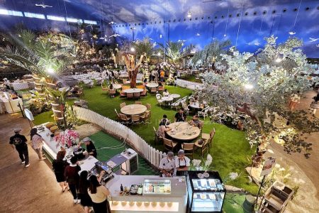 Area utama yang luas dan dibatasi pagar pembatas