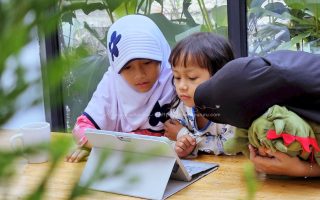 Melihat-lihat yang mau dibeli