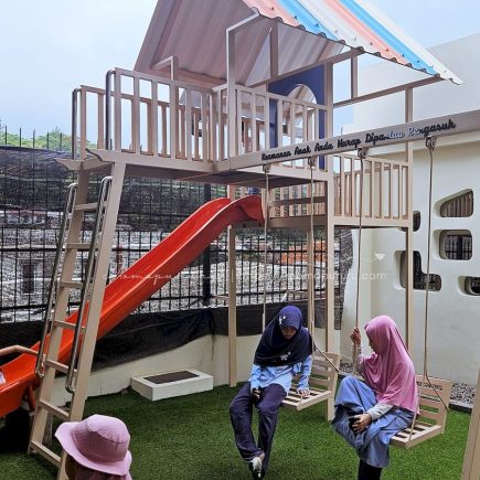 Playground di Taman Air Cafe