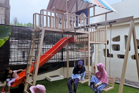 Playground di Taman Air Cafe