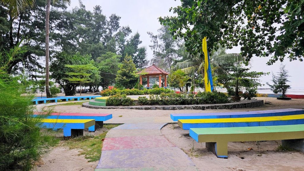Tempat makan di jembatan cinta