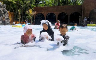 Main busa sabun di Nimo Water Forest