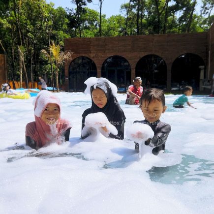 Main busa sabun di Nimo Water Forest