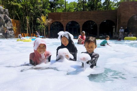 Main busa sabun di Nimo Water Forest
