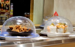 Sushi di rel berjalan