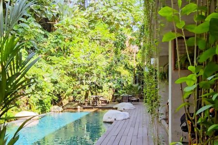 Kolam renang di Jiwan Bogor