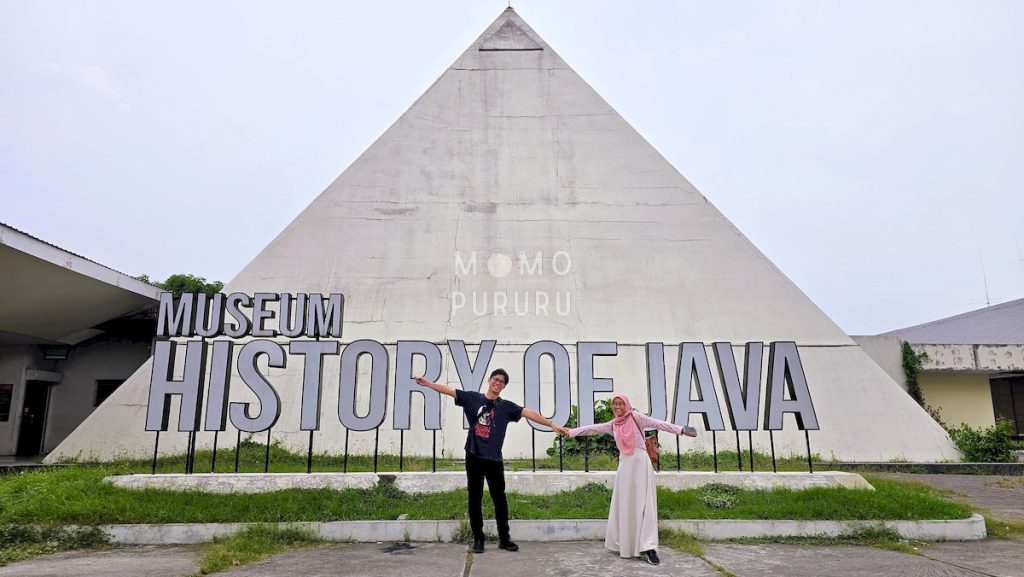 Bangunan berbentuk piramid