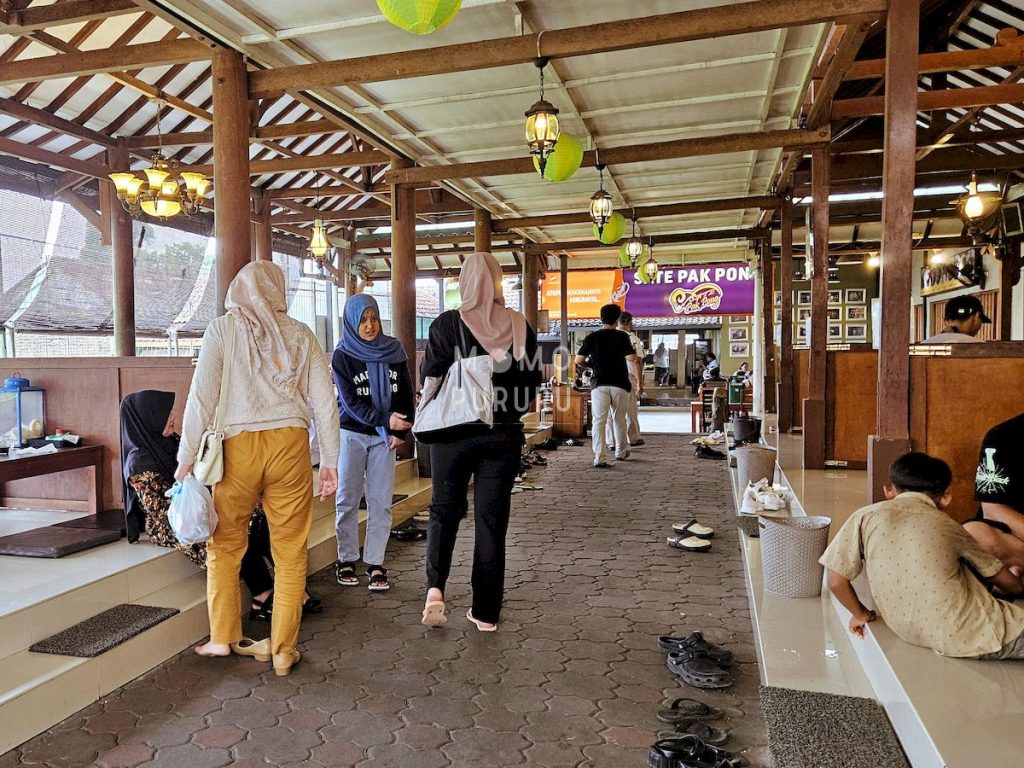 Tempat lesehan sate Klathak Pak Pong Pusat