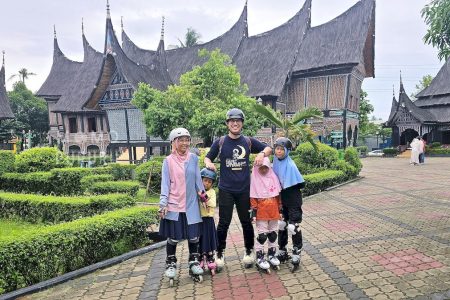 Naik sepatu roda keliling TMII