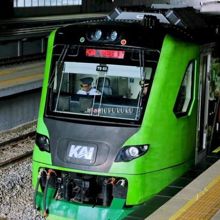 Kereta Feeder Whoosh