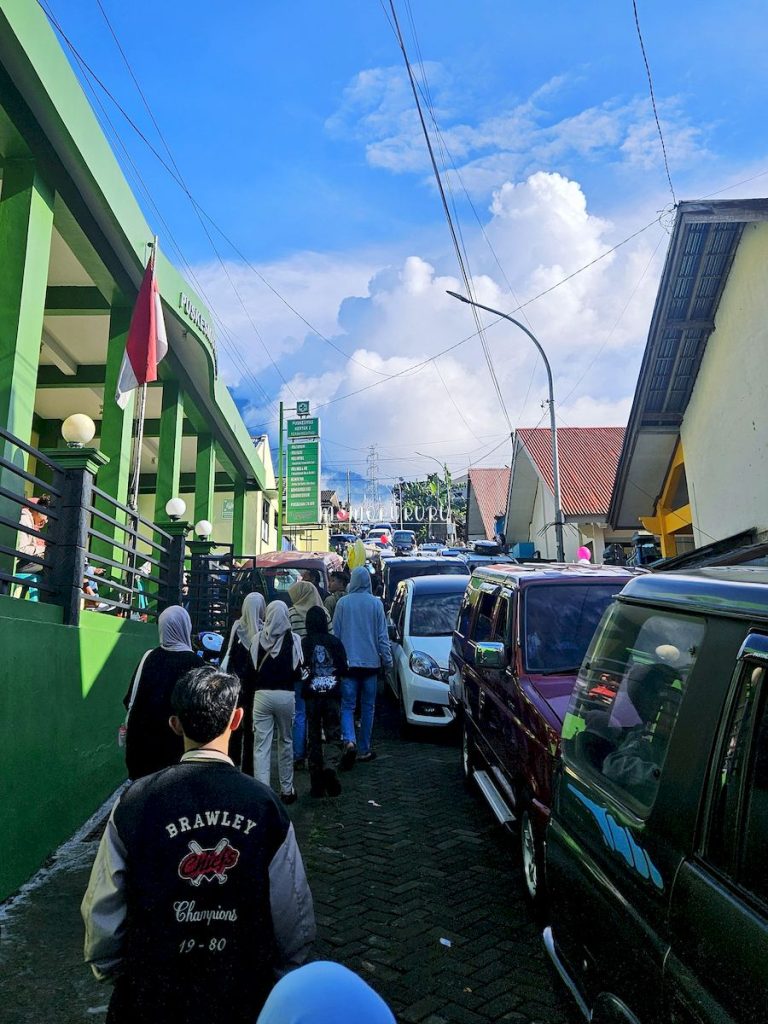 Parkir mobil belum memadai