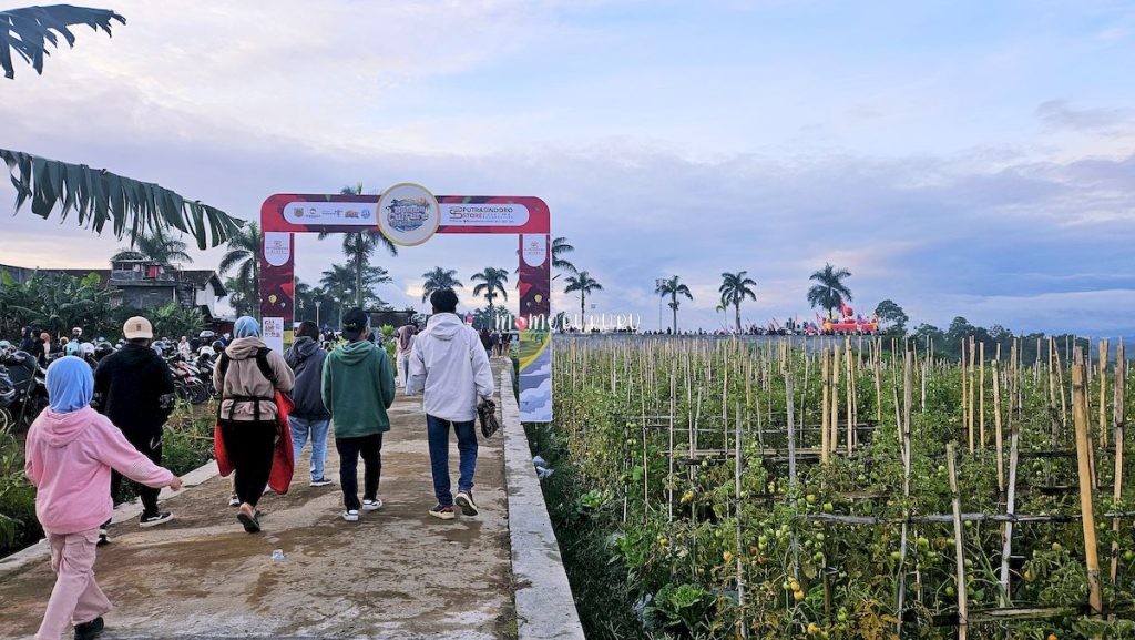 Suasana festival balon udara di lapangan Kembaran