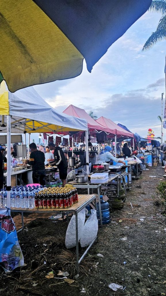 Banyak stand makanan di festival balon udara