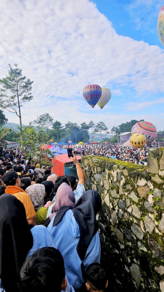 Lautan manusia di festival balon udara Wonosobo